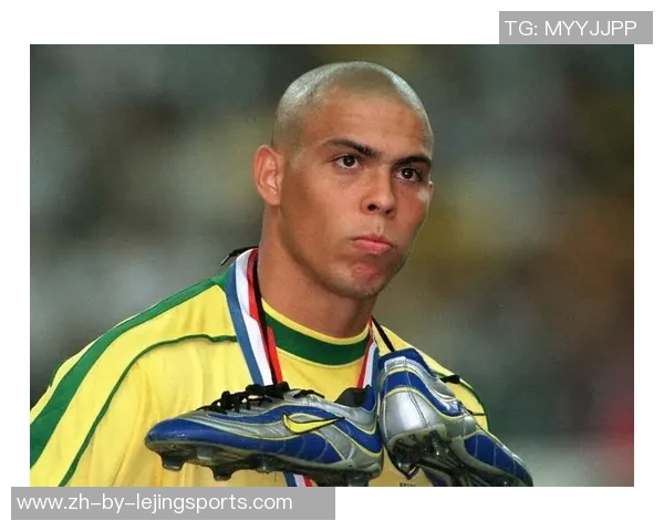 《辉煌绿茵：足球球星的传奇人生与赛场风采》